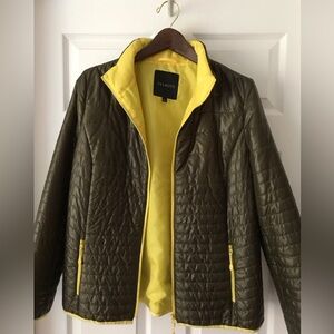 Light warm quilted jacket in a beautiful olive/fern green color with yellow trim